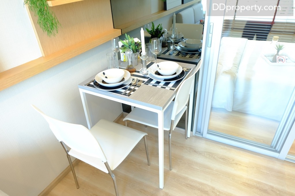โซนพื้นที่รับประทานอาหาร บริเวณห้องนั่งเล่น จะเหมาะกับการวางโต๊ะขนาด 2 ที่นั่งมากกว่า เพราะถ้าใหญ่กว่านี้จะเปิด-ปิดบานเลื่อนลำบาก