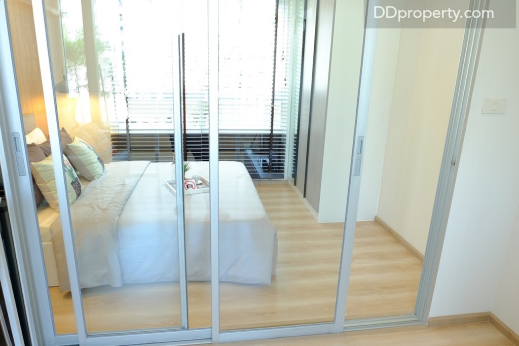 Partition บานเลื่อน สามารถนำผ้าม่านเข้ามาตกแต่งเพื่อมอบความเป็นส่วนตัวระหว่าง 2 ห้อง