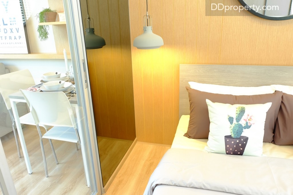 Type นี้จะแตกต่างตรงที่มี partition บานเลื่อนกั้นระหว่างพื้นที่ห้องนั่งเล่นและห้องน้ำ พร้อมพื้นที่ใช้สอยที่เพิ่มขึ้น