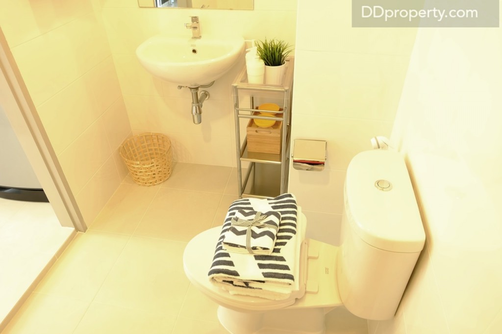 ห้องน้ำเป็นพื้นกระเบื้องเซรามิก  มาพร้อมสุขภัณฑ์แบรนด์ American Standard