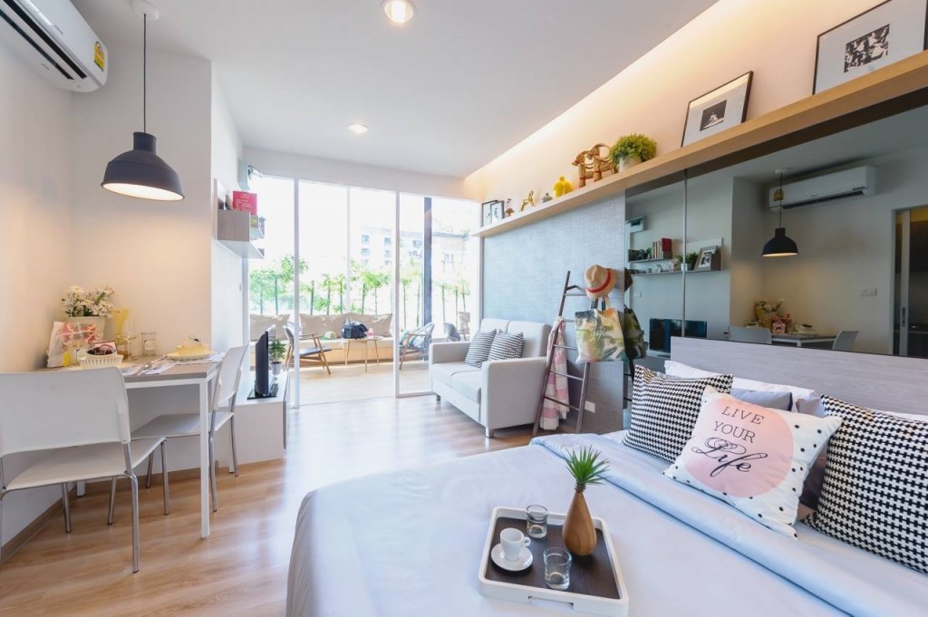 เนื่องจากเป็นห้องแบบสตูดิโอ ห้องนอนและห้องนั่งเล่นจะใช้พื้นที่โซนเดียวกัน ไม่มี partition กั้น