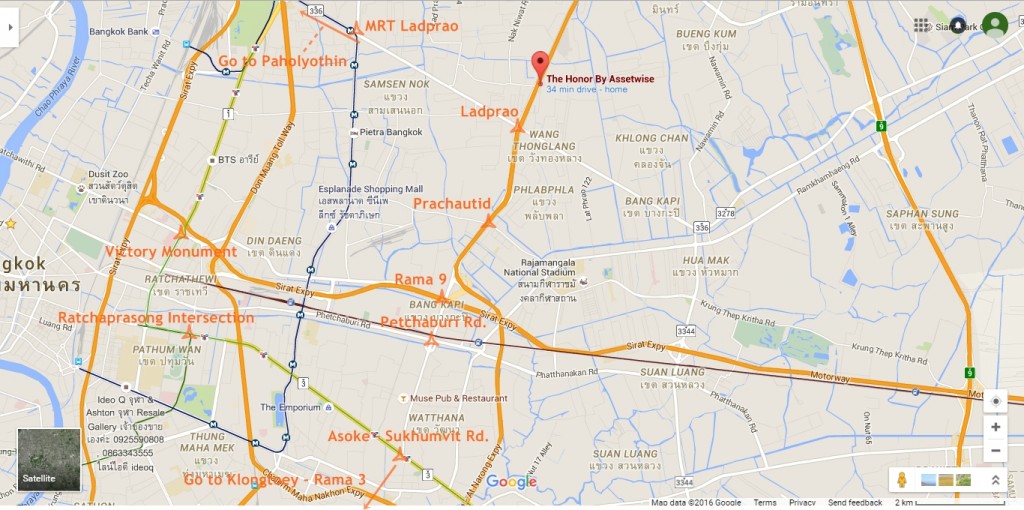 การเดินทางจาก MRT สถานีลาดพร้าวให้วิ่งเข้าถนนโชคชัยสี่หลังจากนั้นเลี้ยวซ้าย ณ แยกถนนประดิษฐ์มนูธรรม เมื่อเลี้ยวเข้ามาให้หาทางกลับรถ เมื่อมายังฝั่งตรงข้ามให้เลี้ยวเข้าซอยประดิษฐ์มนูธรรม 10 ดังรูป