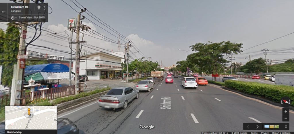 7-Eleven อยู่ด้านซ้ายมือ