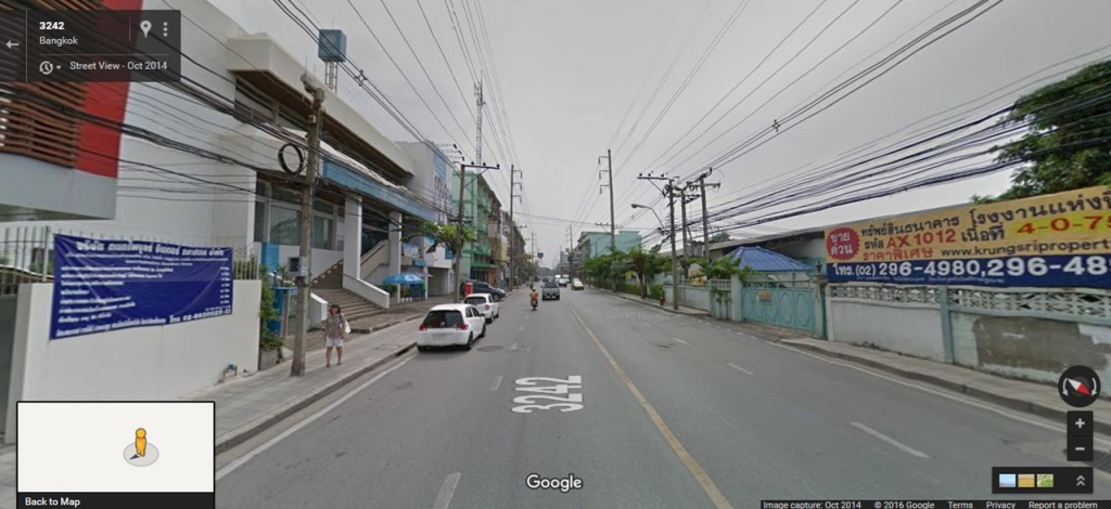 อาคารโดยรอบจะเป็นบริษัท หจก., ธนาคารกรุงไทย และอาคารพาณิชย์ความสูง 3-4 ชั้น