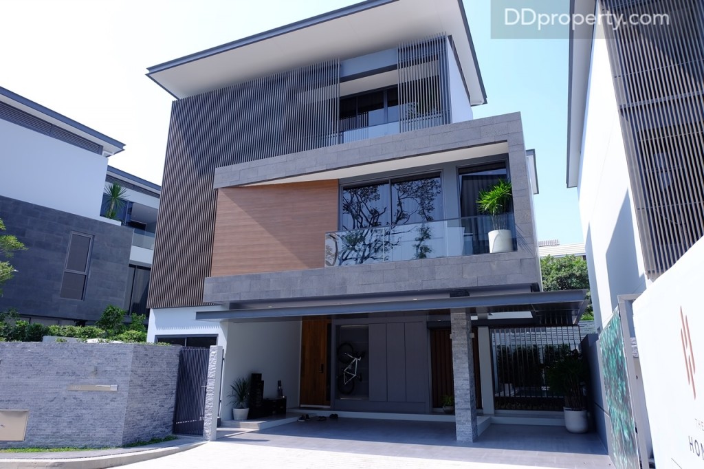 หน้าบ้านกว้างประมาณ 6 เมตรสามารถจอดรถได้ 3 คัน