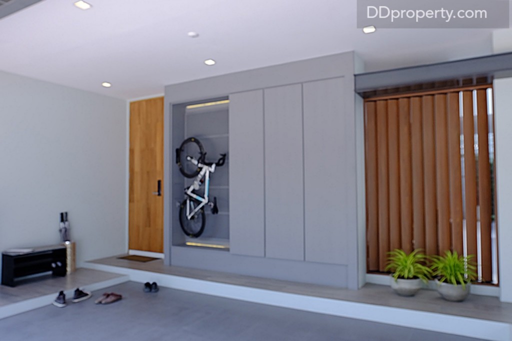 สำหรับผนังหน้าบ้านผู้อยู่อาศัยสามารถดัดแปลงเป็นที่แขวนจักรยานได้