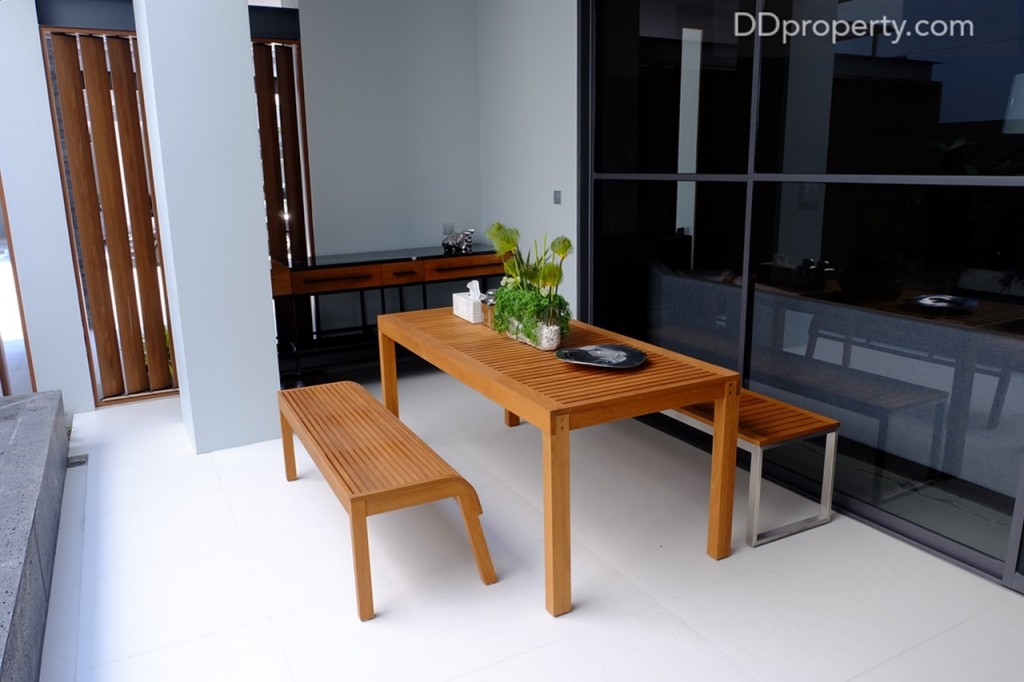 พื้นที่นั่งเล่นบริเวณสระว่ายน้ำ