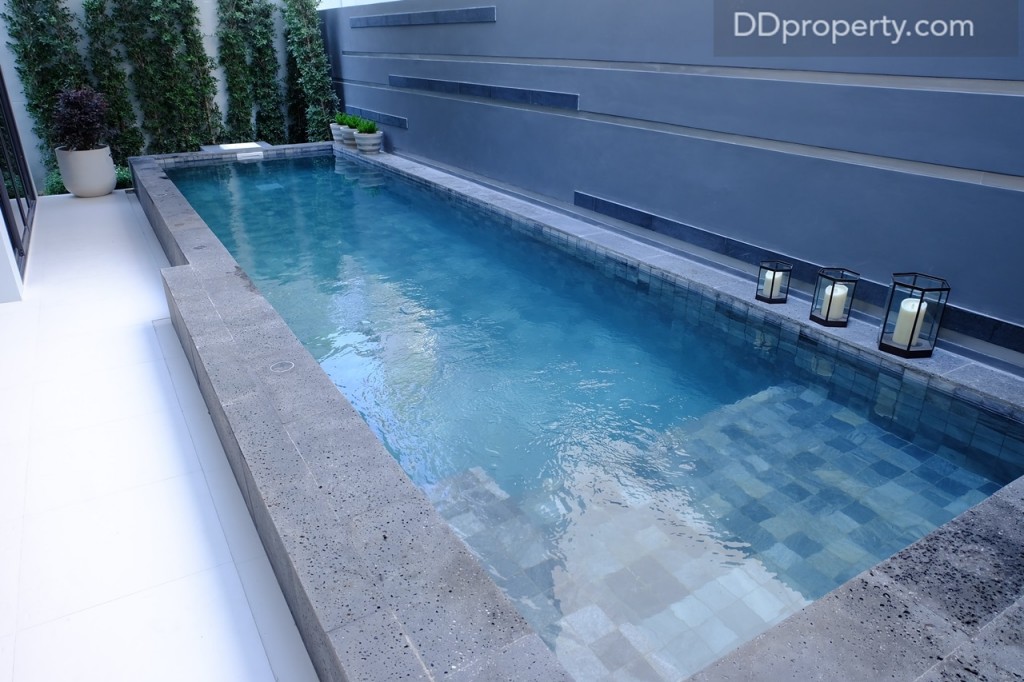 สระว่ายน้ำขนาด 8x2 เมตร บริเวณขอบสระปูด้วยกระเบื้องแกรนิตโต้