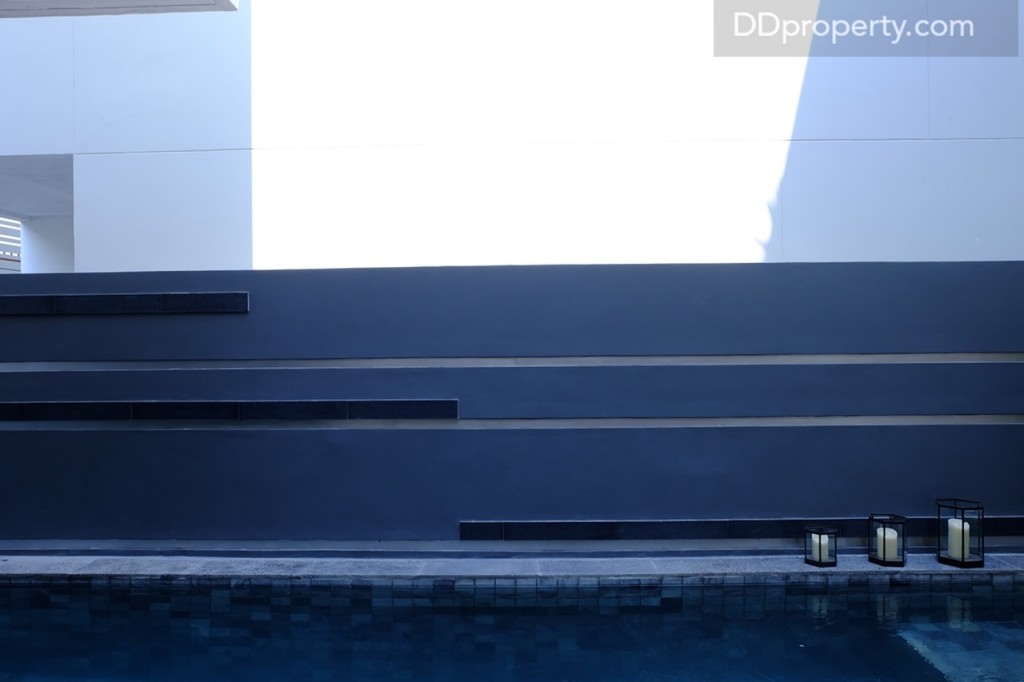 กำแพงสูง 4 เมตรกั้นระหว่างยูนิต