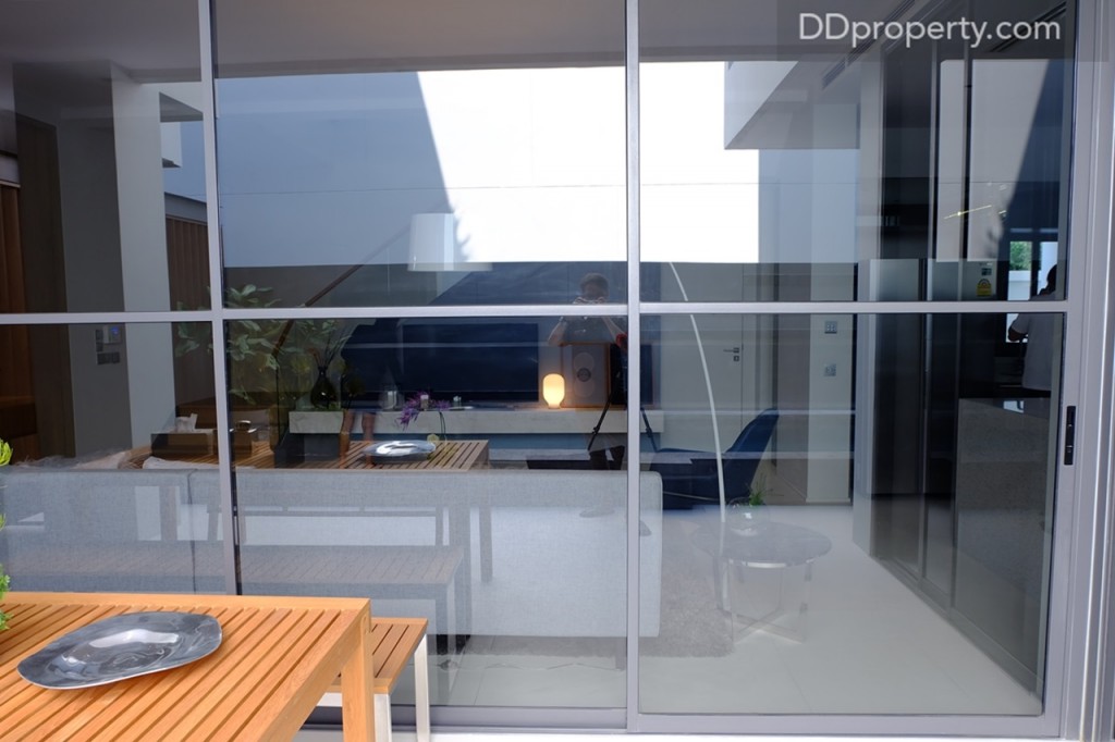 กระจกที่สามารถมองเข้าไปยังห้องนั่งเล่นได้