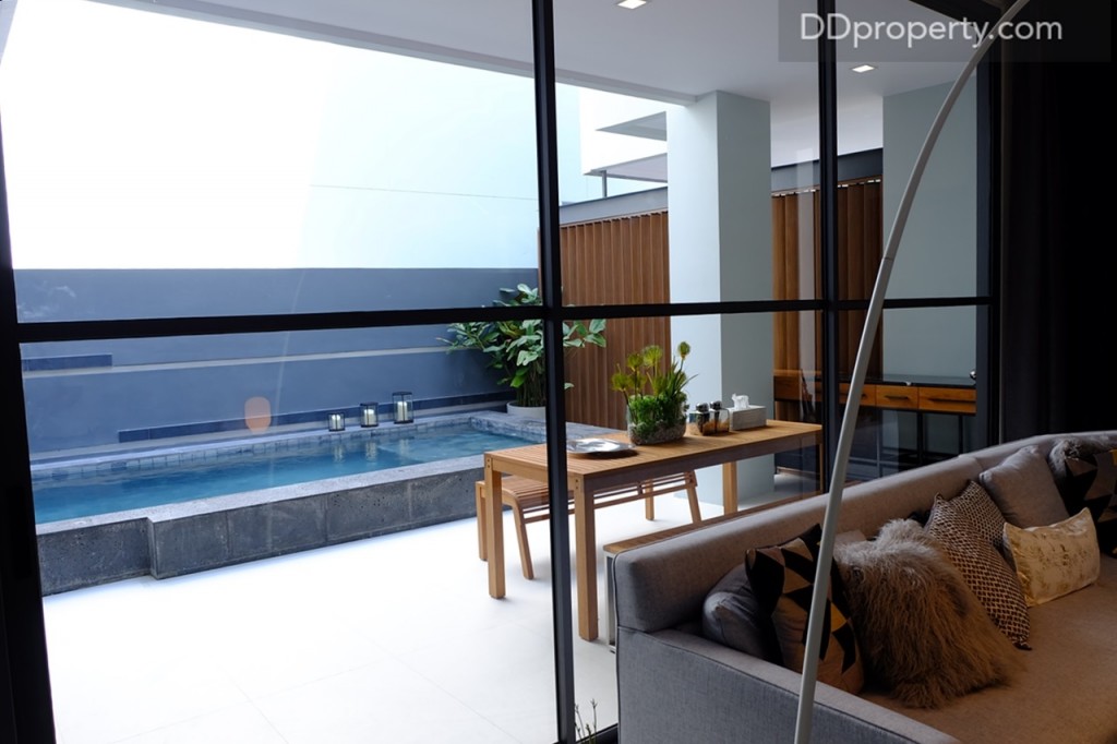 จากห้องนั่งเล่นสามารถมองออกไปยังสระว่ายน้ำของบ้านได้