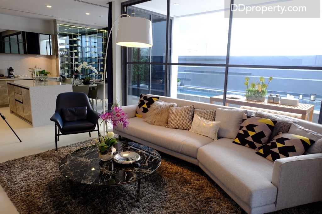 เมื่อเปิดประตูเข้ามาจะเป็นโซนห้องนั่งเล่น ซึ่งมีความกว้างถึง 4x4 เมตร