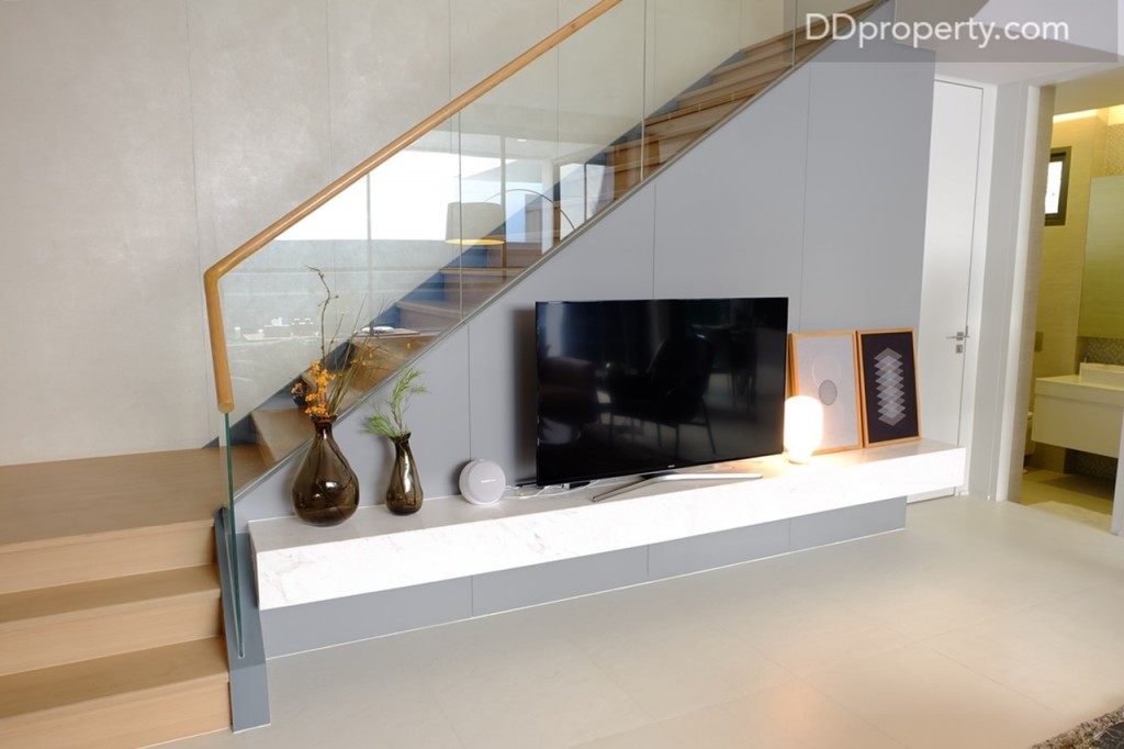 พื้นที่ใต้บันไดผู้อยู่อาศัยสามารถทำเป็นชั้นบิ้ลท์อินวางทีวีได้ (สามารถวางได้ตั้งแต่ 40 นิ้วขึ้นไปเนื่องจากขนาดความกว้างของโซนห้องนั่งเล่น)