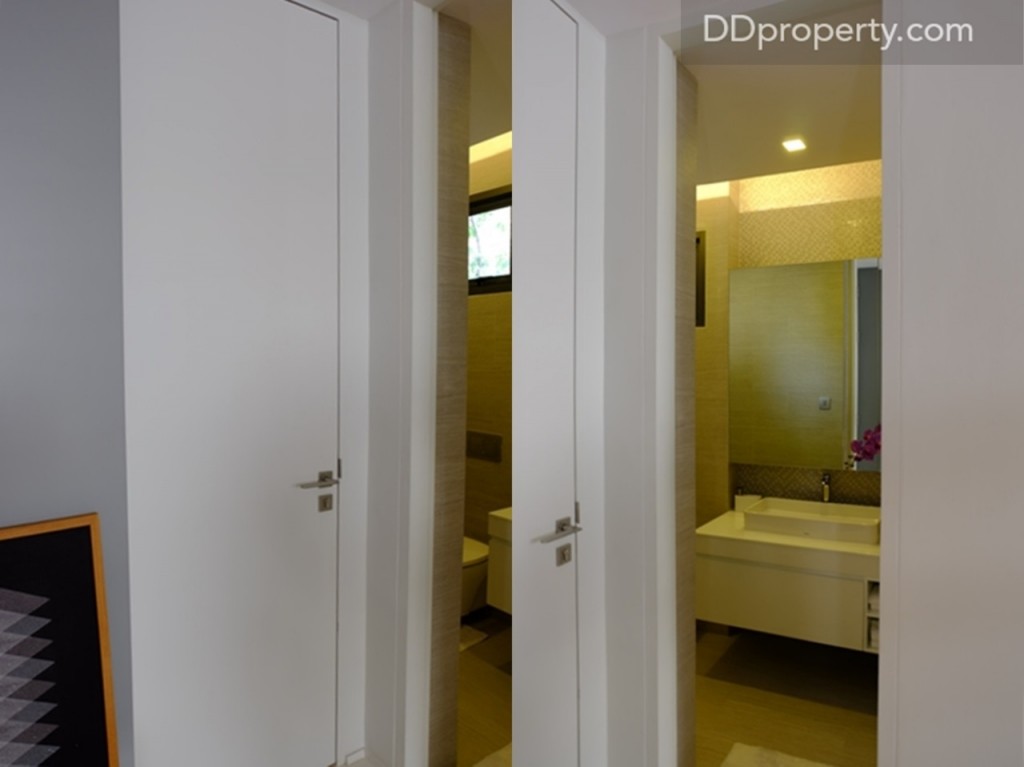 ห้องน้ำของชั้น 1 และห้องเก็บของจะอยู่บริเวณใต้บันไดเช่นเดียวกัน