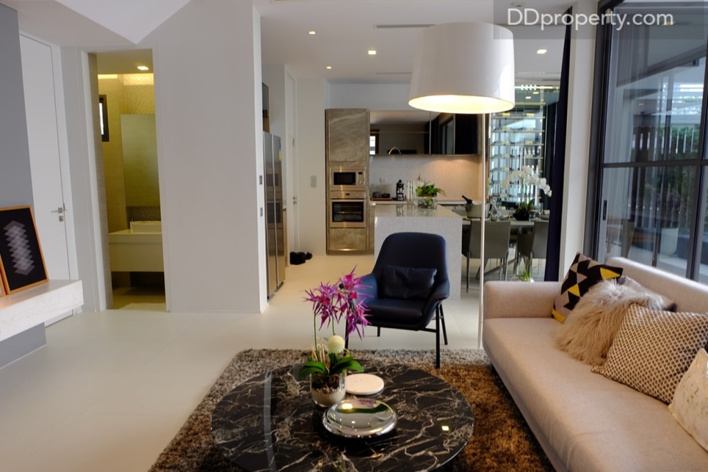 ห้องนั่งเล่นอยู่ติดกับห้องครัว