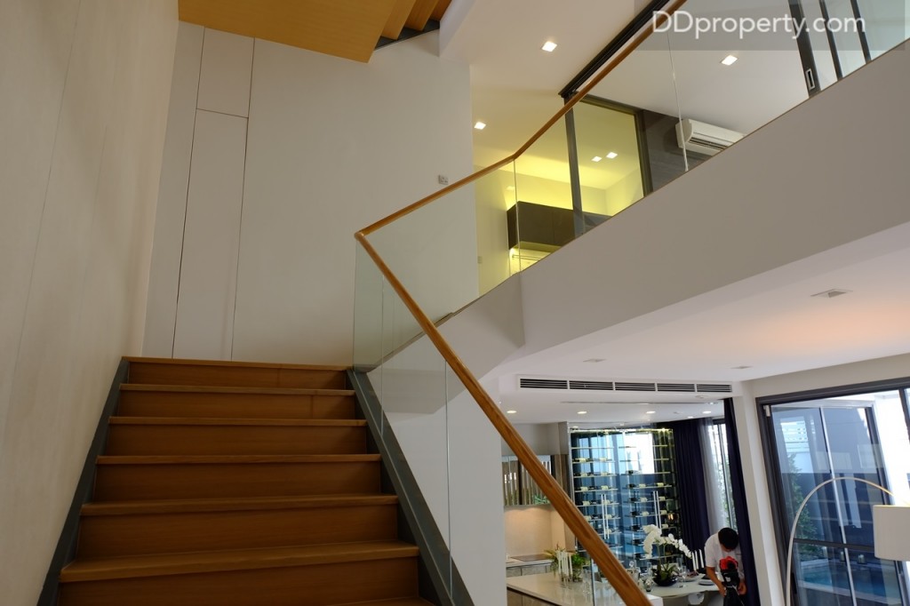 บันไดแนวกั้นจะทำการกระจกราวจับเป็นไม้แดง