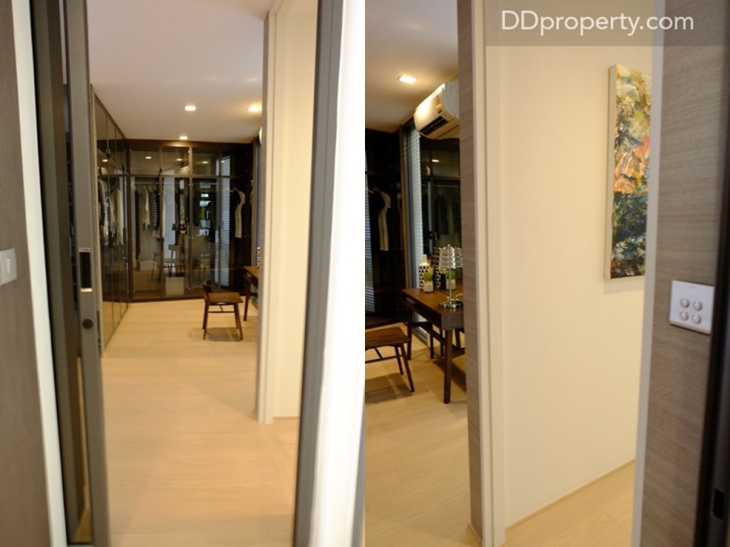 ข้างหลังห้อง living ขนาดใหญ่ เป็น Grand master bedroom ซึ่งสามารถเข้าได้จากทาง corridor