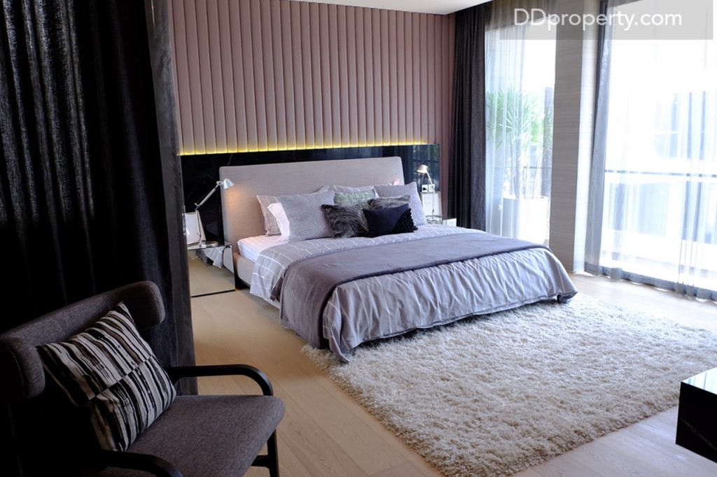 ซ้ายมือของห้องจะเป็นจุดวางเตียงสามารถวางไซส์ขนาด 6 ฟุตได้