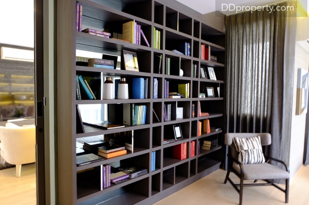 ผนังติดกับ family room สามารถเลือกแต่งเป็นชั้นวางของหรือชั้นวางหนังสือได้