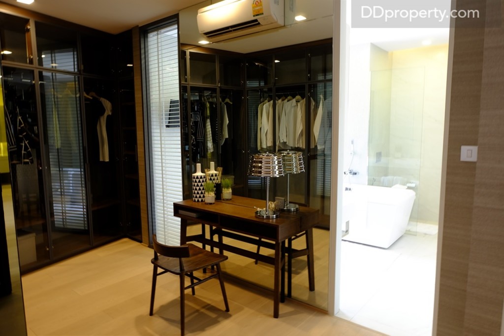 ด้านขวาจะเป็นห้องน้ำซึ่งพื้นที่บริเวณหน้าห้องน้ำ โครงการให้ไอเดียในการทำเป็นโต๊ะเครื่องแป้ง