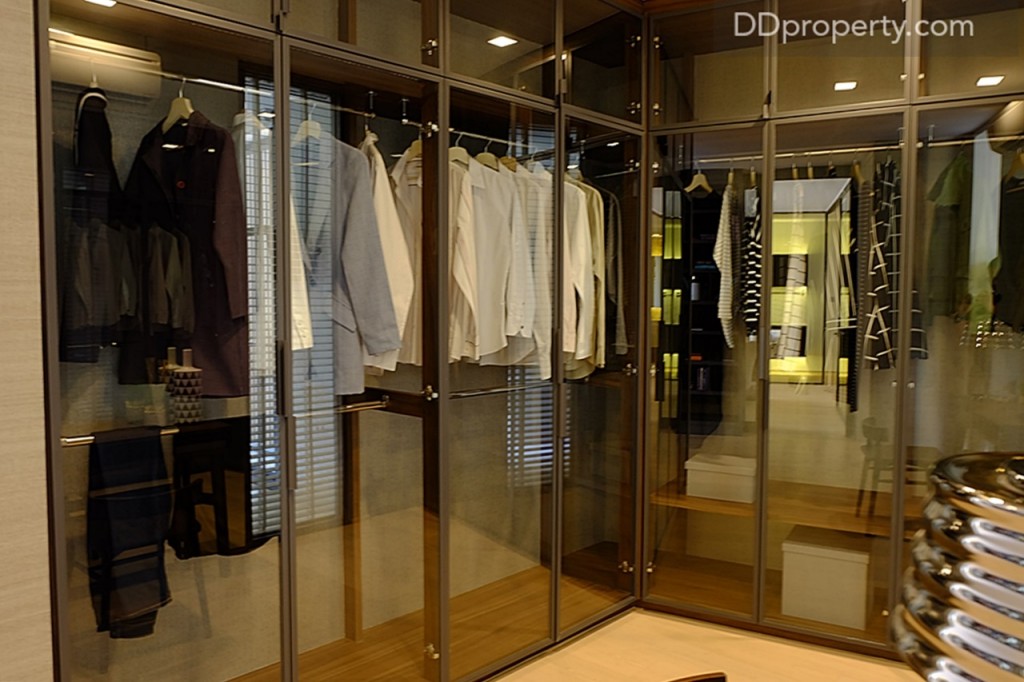 ตรงกลางห้องสามารถทำเป็น walk-in closet ได้ (งานบิลท์อินที่เห็นเป็นเพียงไอเดียที่โครงการดีไซน์ไว้สำหรับบ้านตัวอย่าง)