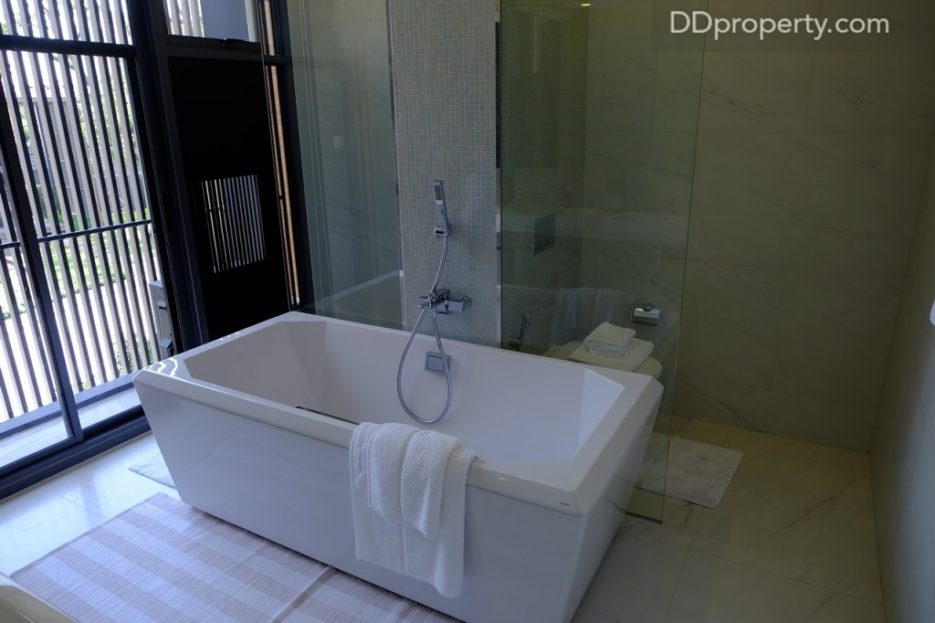 พื้นห้องน้ำปูด้วยแกรนิตโต้ อ่างอาบน้ำให้เป็นตัวท็อปของ Toto ขนาดอ่างสามารถแช่ถูหลังกันได้สองคน