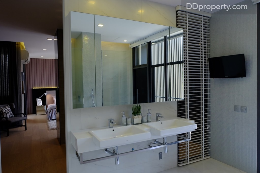 กระจกเงาและอ่างล้างหน้า (แบรนด์ Toto) his&her ติดตั้งมาให้ พร้อมที่แขวนทีวีสำหรับดูขณะแช่อ่างอาบน้ำ