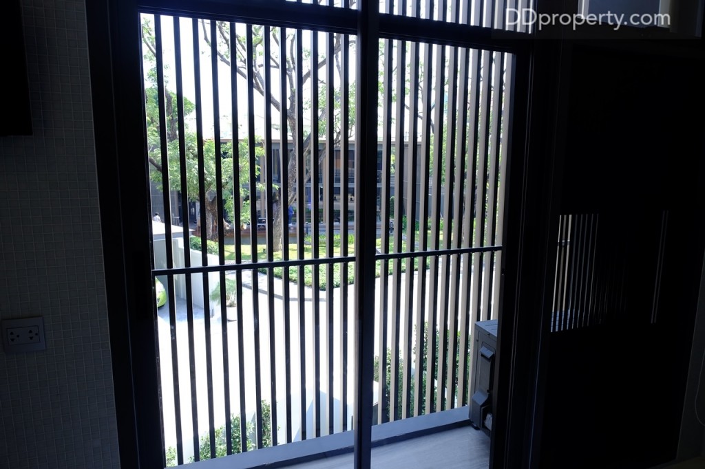 ประตูบานเลื่อน พลาสติกน้ำหนักเบามู่ลี่ถูกติดตั้งมาให้เช่นกัน