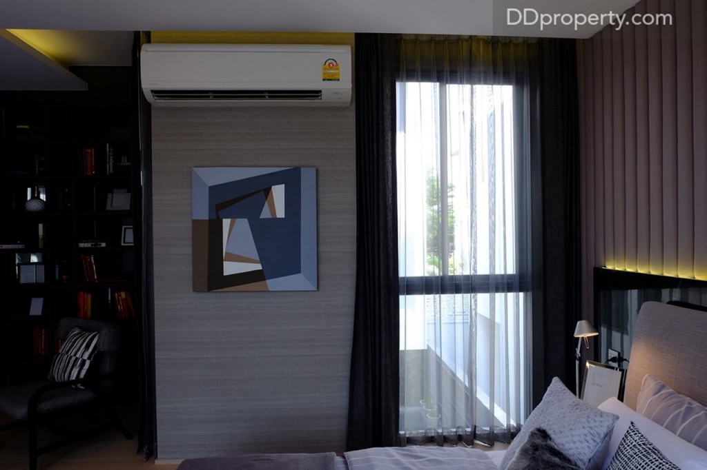 หน้าต่างติดตั้งบานกระทุ้ง ทางฝั่งขวาของเตียงเช่นกัน