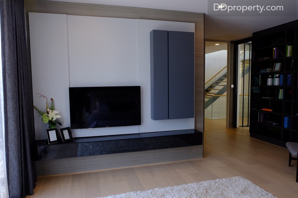 พื้นที่เหลือปลายเตียงกว้างพอที่จะวางโซฟาขนาดใหญ่เพิ่มได้