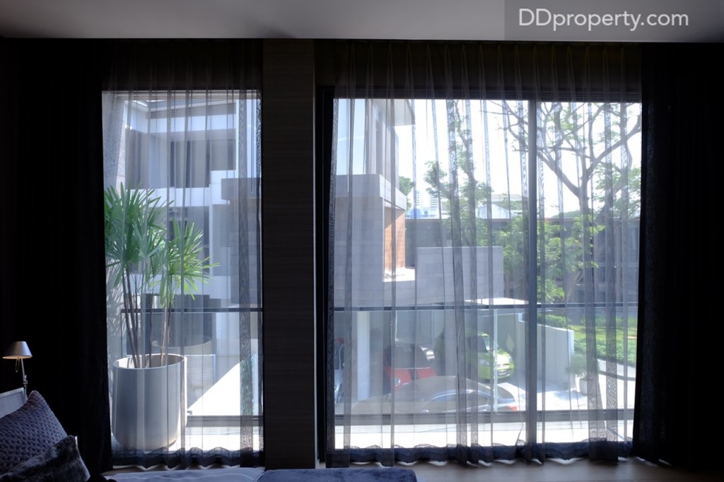 จากห้องนอนมีหน้าต่าง ที่สามารถเปิดออกไปสู่ระเบียงที่มีความกว้างประมาณ 3 เมตร