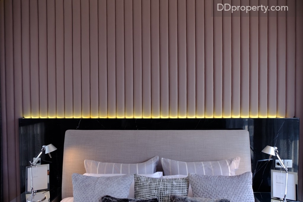 ส่วนผนังหัวเตียง โครงการให้ไอเดียการตกแต่ง เป็นบุนวม ส่วนผนังบ้านจริงจะเป็นแบบฉาบเรียบสีขาว