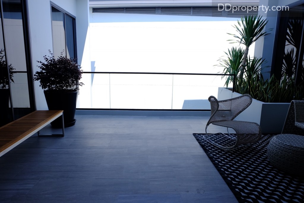เมื่อขึ้นมาโซนที่จะเห็นก่อนคือ roof terrace ขนาดกว้าง 5 เมตร ยาว 3 เมตร
