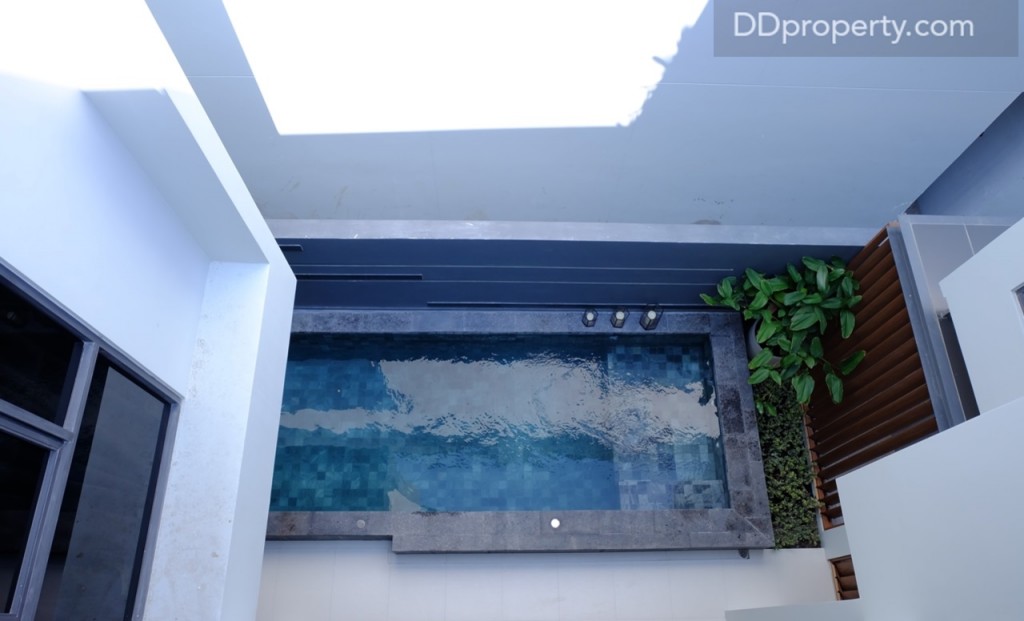 จากroof terrace สามารถมองลงมายังสระว่ายน้ำชั้น 1 ได้