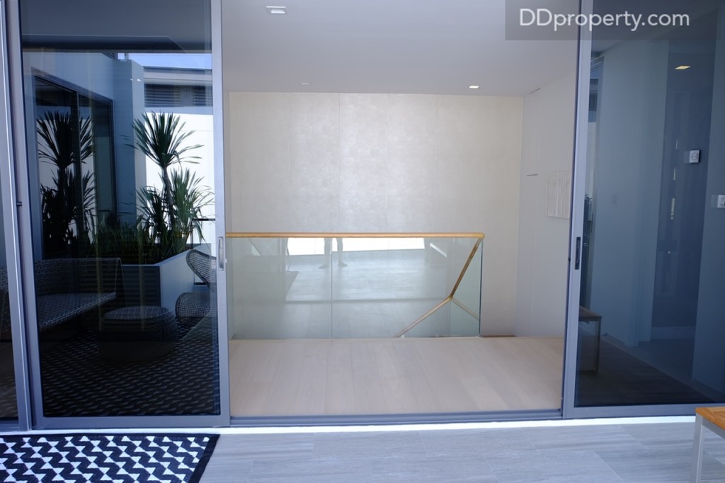 ประตูทางเข้าเป็นแบบบานเลื่อน (กระจกติดฟิลม์ดำกันความร้อน)