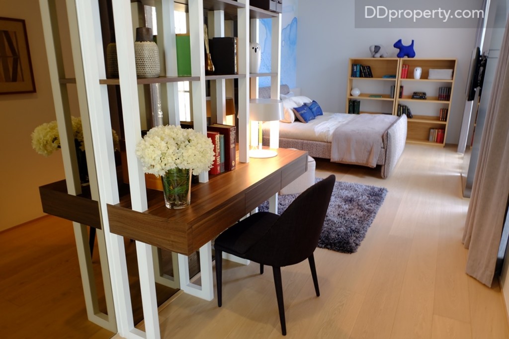 ตำแหน่งว่างตรงกลางห้องโครงการใช้เป็นที่สำหรับโต๊ะอ่านหนังสือ