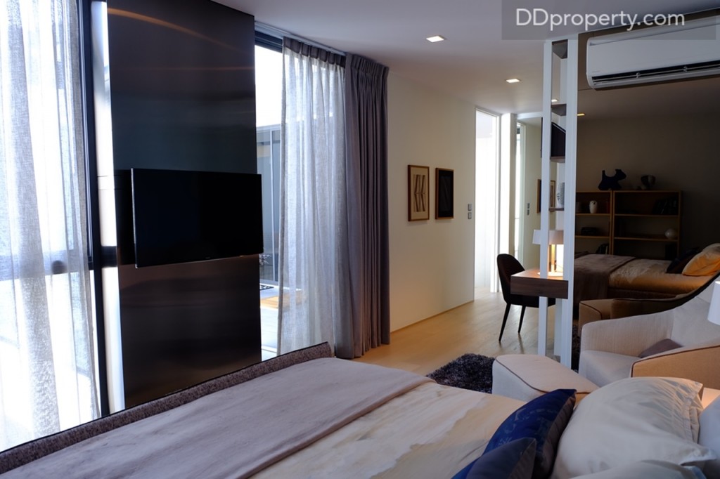 พื้นที่ปลายเตียงสามารถติดตั้งทีวีในลักษณะแขวนได้จะทำให้เหลือพื้นที่พอที่จะเดินผ่านได้แบบสบายๆ