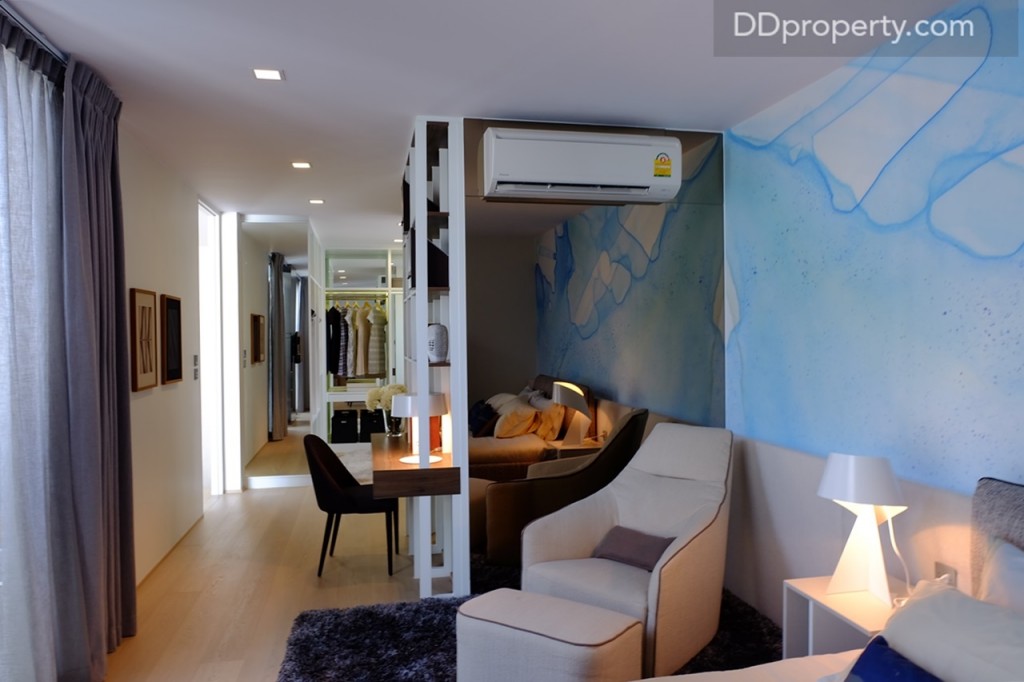 พื้นที่ข้างเตียงเหลือกว้างพอที่จะสามารถจัดวางโซฟาได้