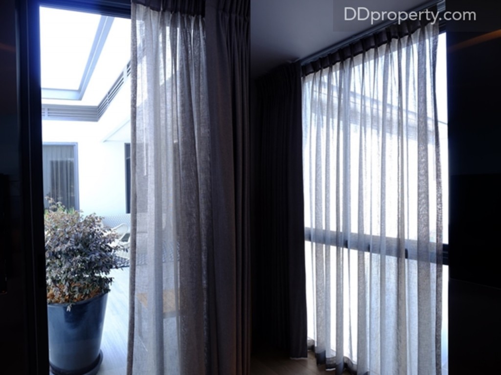 หน้าต่างปลายเตียง ขนาดใหญ่ชนิดบานเลื่อนช่วยเพิ่มความโปร่งให้กับตัวห้อง