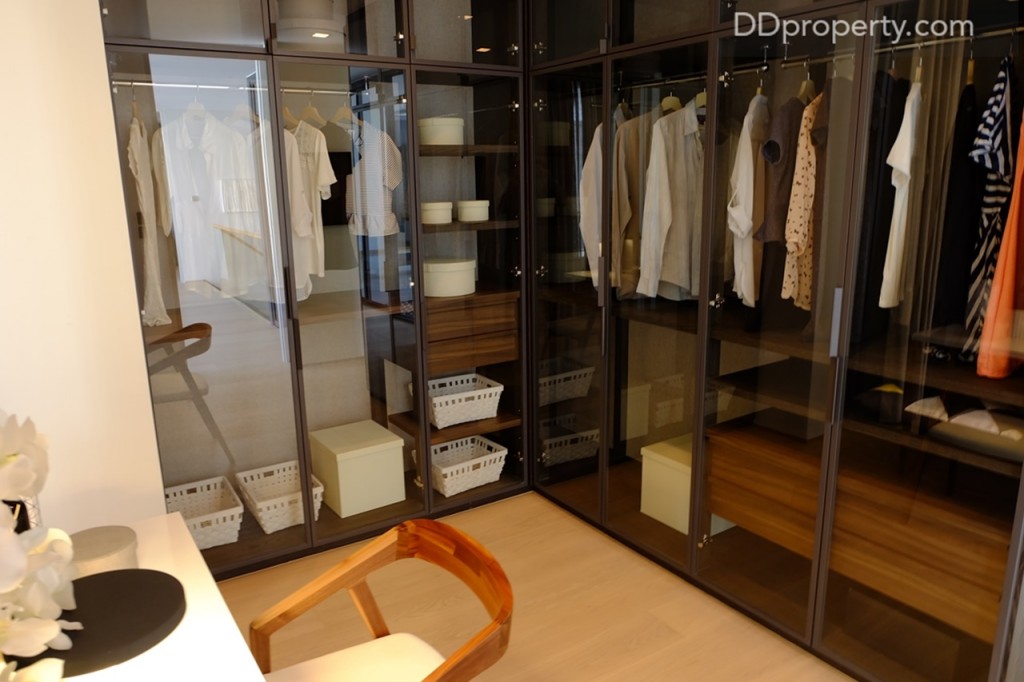 พื้นที่ฝั่งซ้ายของห้องกว้างพอที่จะทำเป็น walk-in closet ได้