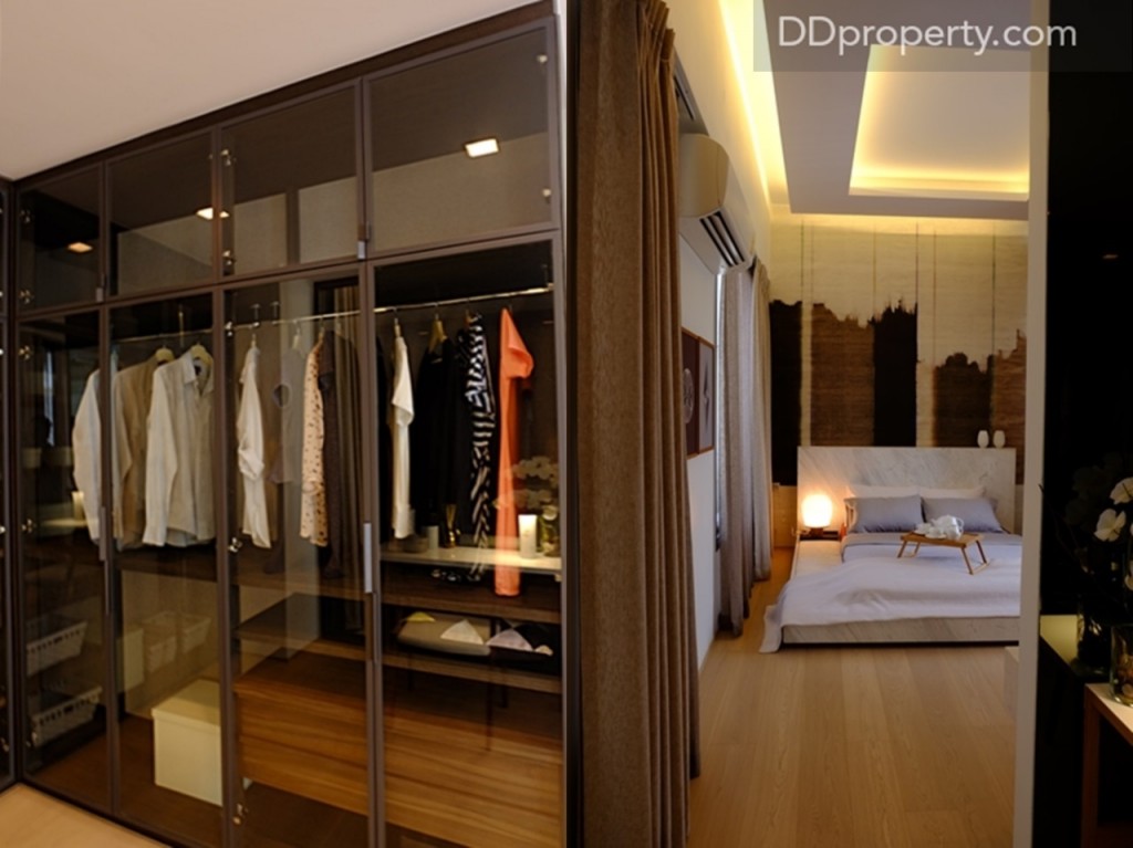 เมื่อตรงเข้ามาจะเจอกับโซนสำหรับจัดวางเป็น walk-in closet สำหรับฝั่งซ้ายของห้องจะเป็นจุดวางเตียงนอน สำหรับขนาด 5-6 ฟุต