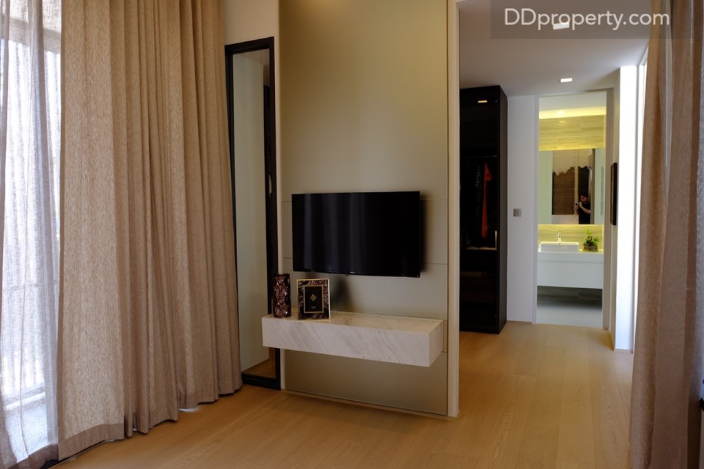 พื้นที่ปลายเตียงสามารถติดตั้งงานบิลท์อินเพื่อวางทีวีหรือจะเป็นแบบแขวนลอยก็ได้เช่นกัน