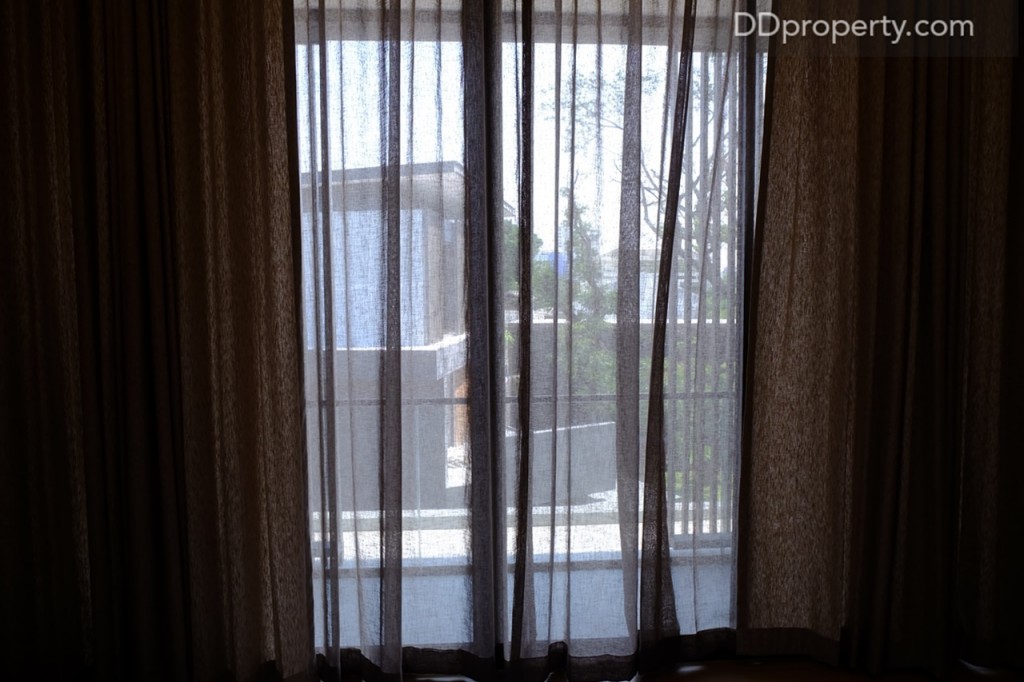 ริมที่นอนมีประตูบานเลื่อนขนาดใหญ่ที่เปิดออกไปเป็นระเบียงส่วนตัวได้