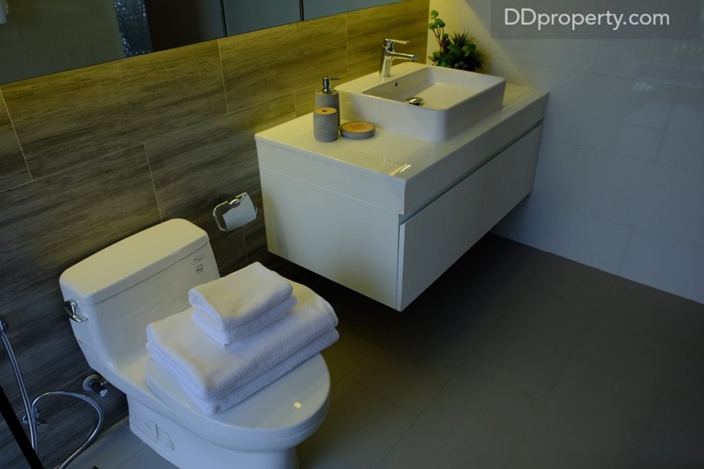 ห้องน้ำภายในห้องนอน ให้สุขภัณฑ์ตามภาพ เป็นรุ่นท็อปของ Toto เช่นเดียวกัน