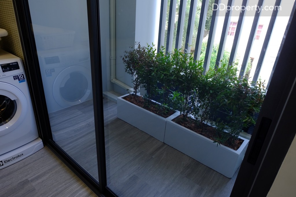 ระเบียงกั้นโซนข้างนอกสำหรับตากผ้า มีประตูบานเลื่อนเพื่อเปิดออกไปได้