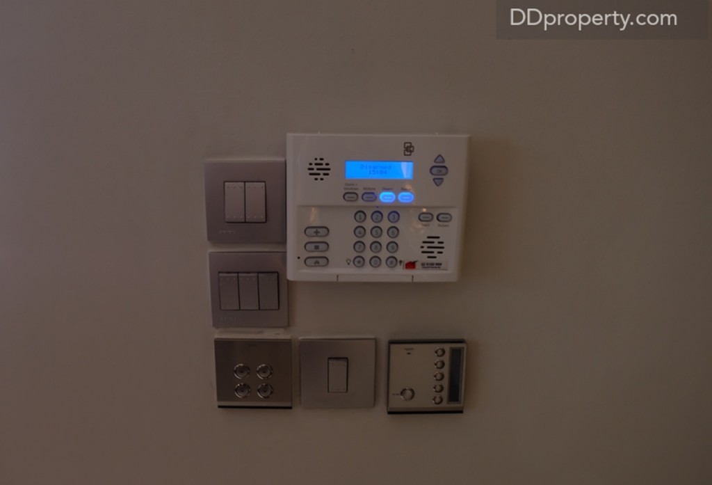 เมื่อเปิดประตูเข้ามาซ้ายมือจะเป็นแผงควบคุมระบบความปลอดภัยภายในบ้านทั้งระบบกันขโมยและไฟไหม้