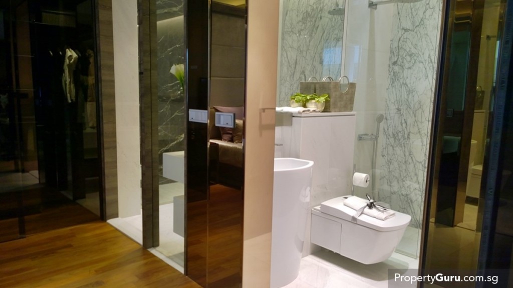 2BR common bathroom and corridor