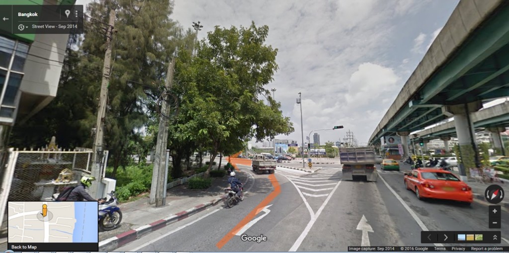 เลี้ยวซ้ายเพื่อเข้าสู่วงแหวนอุตสาหกรรม หลังจากเลี้ยวเข้ามาให้ชะลอและชิดซ้ายเพื่อเลี้ยวเข้าซอยนนทรี