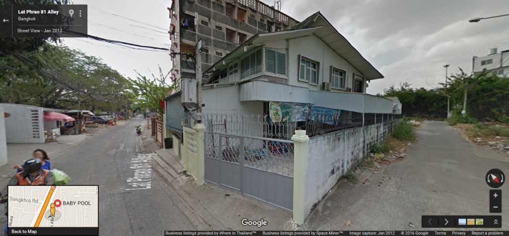 รอบๆจะเป็นบ้านเรือนและอาคารแฟลต สูงไม่เกิน 4 ชั้น