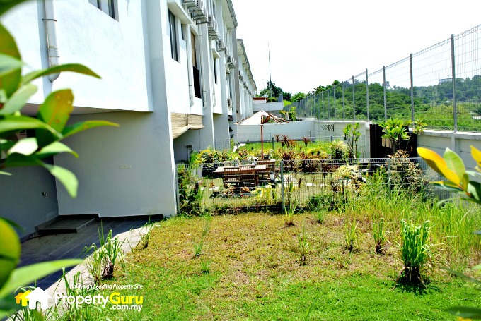18 back of private garden descending